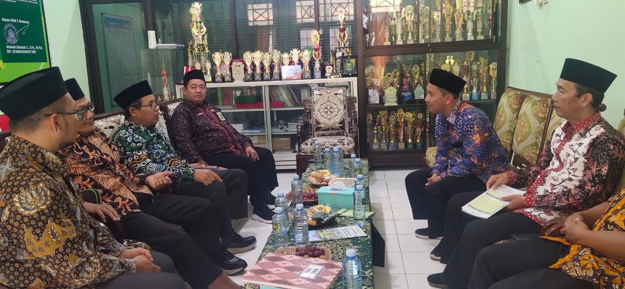 Sambangi Pantai Utara, Pascasarjana UIN Surakarta Gelar Sosialisasi PMB di MAN 2 Rembang
